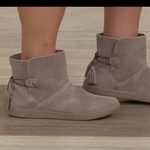 New Koolaburra By Ugg Skyller Ankle Boots Taupe Suede Slip-on Back Tassels US 9 - Picture 3 of 13